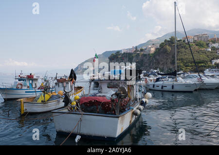 Fischtrawler in Seiano Marina in Italien günstig Stockfoto