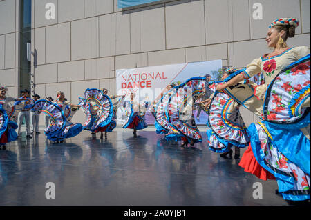 Costa Mesa, Kalifornien, USA. 21 Sep, 2019. Die Relampago Del Cielo Ballet Folklorico Tänzer an der National Dance Tag 2019 an segerstrom Center für die Künste National Dance Tag war von Nigel Lythgoe im Jahr 2010 in Partnerschaft mit Kongreßabgeordneten Eleanor Holmes Norton ins Leben gerufen. Die segerstrom Zentrum der Künste ist die Westküste Lage für das Festival. Credit: Stan Sholik/ZUMA Draht/Alamy leben Nachrichten Stockfoto