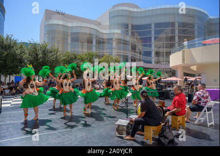 Costa Mesa, Kalifornien, USA. 21 Sep, 2019. Tupua Polynesian Dance Company bei der National Dance Tag 2019 an segerstrom Center für die Künste National Dance Tag war von Nigel Lythgoe im Jahr 2010 in Partnerschaft mit Kongreßabgeordneten Eleanor Holmes Norton ins Leben gerufen. Die segerstrom Zentrum der Künste ist die Westküste Lage für das Festival. Credit: Stan Sholik/ZUMA Draht/Alamy leben Nachrichten Stockfoto