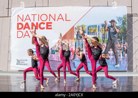 Costa Mesa, Kalifornien, USA. 21 Sep, 2019. Die Verrückte 8 von Danceers am National Dance Tag 2019 an segerstrom Center für die Künste National Dance Tag wurde von Nigel Lythgoe im Jahr 2010 in Partnerschaft mit Kongreßabgeordneten Eleanor Holmes Norton ins Leben gerufen. Die segerstrom Zentrum der Künste ist die Westküste Lage für das Festival. Credit: Stan Sholik/ZUMA Draht/Alamy leben Nachrichten Stockfoto