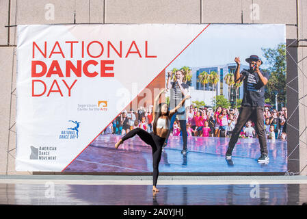 Costa Mesa, Kalifornien, USA. 21 Sep, 2019. Hannahlei Cabanilla ''So You Think You Can Dance" "Meister, an der National Dance Tag 2019 an segerstrom Center für die Künste National Dance Tag war von Nigel Lythgoe im Jahr 2010 in Partnerschaft mit Kongreßabgeordneten Eleanor Holmes Norton ins Leben gerufen. Die segerstrom Zentrum der Künste ist die Westküste Lage für das Festival. Credit: Stan Sholik/ZUMA Draht/Alamy leben Nachrichten Stockfoto