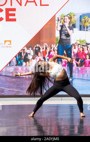 Costa Mesa, Kalifornien, USA. 21 Sep, 2019. Hannahlei Cabanilla ''So You Think You Can Dance" "Meister, an der National Dance Tag 2019 an segerstrom Center für die Künste National Dance Tag war von Nigel Lythgoe im Jahr 2010 in Partnerschaft mit Kongreßabgeordneten Eleanor Holmes Norton ins Leben gerufen. Die segerstrom Zentrum der Künste ist die Westküste Lage für das Festival. Credit: Stan Sholik/ZUMA Draht/Alamy leben Nachrichten Stockfoto