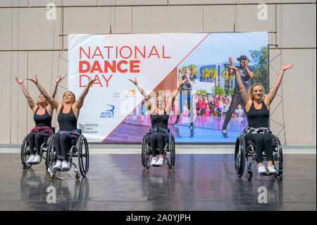 Costa Mesa, Kalifornien, USA. 21 Sep, 2019. Die Rollettes Adaptive Dance Group am National Dance Tag 2019 an der Segerstrom Center für die Künste National Dance Tag war von Nigel Lythgoe im Jahr 2010 in Partnerschaft mit Kongreßabgeordneten Eleanor Holmes Norton ins Leben gerufen. Die segerstrom Zentrum der Künste ist die Westküste Lage für das Festival. Credit: Stan Sholik/ZUMA Draht/Alamy leben Nachrichten Stockfoto