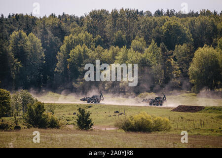 Us-Armee fallschirmjäger an der 54th Brigade Ingenieur Bataillon zugeordnet, 173Rd Airborne Brigade, Durchführung Konvoi Operationen auf dem Weg zu einem Ort, wo Sie Aspekte des Geländes zu manipulieren, um das Schlachtfeld gegen feindliche Kräfte in Hohenfels Bereich Schulungen und Kontrolle, Deutschland, während Sabre Ausfahrt 19 (SJ19), Sept. 22, 2019. SJ19 ist eine Übung für fast 5.400 Teilnehmer aus 16 Nationen Verbündeter und Partner bei der US-Armee Grafenwöhr und Hohenfels Ausbildung Bereiche, Sept. 3 bis Sept. 30, 2019. SJ19 ist so konzipiert, dass die Bereitschaft der 173Rd der US-Armee zu bewerten Airbo Stockfoto