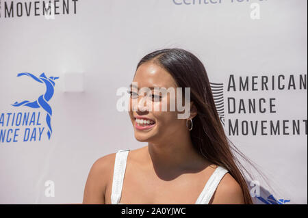 Costa Mesa, Kalifornien, USA. 21 Sep, 2019. Hannahlei Cabanilla ''So You Think You Can Dance" "Meister, an der National Dance Tag 2019 an segerstrom Center für die Künste National Dance Tag war von Nigel Lythgoe im Jahr 2010 in Partnerschaft mit Kongreßabgeordneten Eleanor Holmes Norton ins Leben gerufen. Die segerstrom Zentrum der Künste ist die Westküste Lage für das Festival. Credit: Stan Sholik/ZUMA Draht/Alamy leben Nachrichten Stockfoto