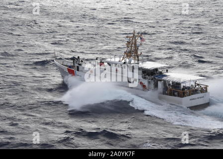 Die neu in Betrieb genommene Coast Guard Cutter Angela McShan (WPC-1135) die Besatzung unterwegs in der Nähe von Miami, Florida, Sept. 20, 2019. Angela McShan, Namensvetter des Werkzeugs, war der erste Afro-amerikanische Frau zu gefördert werden Chief Petty Officer zu meistern. Schnelle Reaktion Cutter sind Austausch der 1980s-era 110-Fuß-Patrouillenboote und Advanced command, control, communications, Computers, intelligence, surveillance, reconnaissance Ausstattung. Coast Guard Foto von Petty Officer 3. Klasse Brandon Murray. Stockfoto