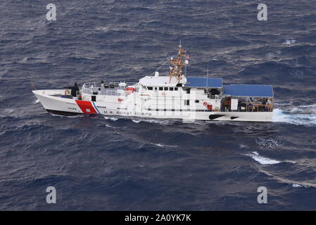 Die neu in Betrieb genommene Coast Guard Cutter Angela McShan (WPC-1135) die Besatzung unterwegs in der Nähe von Miami, Florida, Sept. 20, 2019. Angela McShan, Namensvetter des Werkzeugs, war der erste Afro-amerikanische Frau zu gefördert werden Chief Petty Officer zu meistern. Schnelle Reaktion Cutter sind Austausch der 1980s-era 110-Fuß-Patrouillenboote und Advanced command, control, communications, Computers, intelligence, surveillance, reconnaissance Ausstattung. Coast Guard Foto von Petty Officer 3. Klasse Brandon Murray. Stockfoto