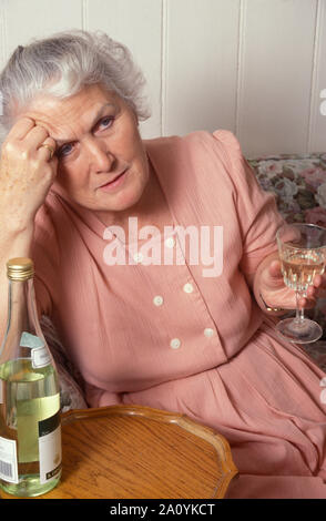 Unglücklich ältere Frau Wein trinken Stockfoto