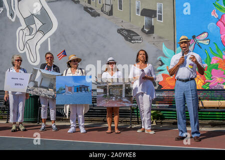 New York, USA. 22 Sep, 2019. Brooklyn Borough Präsident Eric Adams Bemerkungen. Hunderte Puertoricaner gekleidet in Weiß auf einem stillen Prozession durch die Straßen von New York teilgenommen am 22. September 2019 die Aufmerksamkeit der Nation auf dieser menschenverachtenden und craven Vernachlässigung von US-Bürgern in Puerto Rico noch kämpfen für das Überleben in der Wirbelsturm Maria zu konzentrieren. Credit: Erik McGregor/ZUMA Draht/Alamy leben Nachrichten Stockfoto