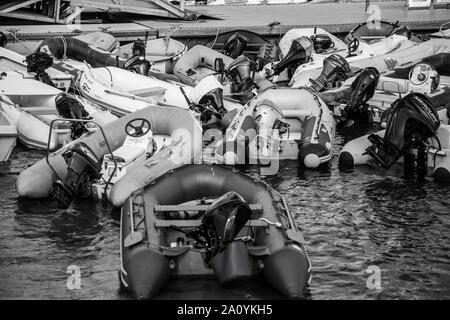 Whitestrand Ponton in Salcombe Devon, bedeckt mit kleinen Schlauchbooten bis günstig, während die Menschen der Stadt besuchen. Salcombe, Devon Stockfoto