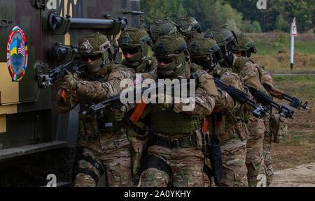 Ukrainische Soldaten auf einem Fahrzeug während Fire Team Bewegung und Zimmer clearing Demonstration Stack als Teil der Schnellen Trident 2019, Sept. 20, 2019, in der Nähe der Yavoriv, Ukraine. RT19 ist eine jährliche, multinationale Übung, die ca. 3.700 Mitarbeiter aus 14 Nationen, die Unterstützung gemeinsamer kombinierte Interoperabilität zwischen den Partnerländern der Streitkräfte der Ukraine und den Vereinigten Staaten sowie im Rahmen der Partnerschaft für den Frieden der Nationen und NATO-Verbündeten. (U.S. Armee Foto von Pvt. Joanna Gaona Gomez) Stockfoto
