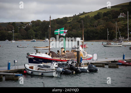 Whitestrand Ponton in Salcombe Devon, bedeckt mit kleinen Schlauchbooten bis günstig, während die Menschen der Stadt besuchen. Salcombe, Devon Stockfoto