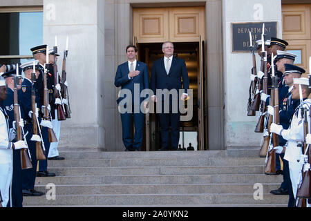 Us-Verteidigungsminister Dr. Mark T. Esper hosts der australische Premierminister Scott Morrison für eine Ehre cordon und bilateralen Treffen, im Pentagon, Washington, D.C., Sept. 20, 2019. (DoD Foto von Lisa Ferdinando) Stockfoto