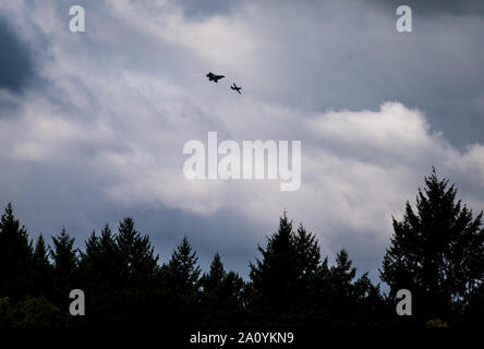 Kapitän Andrew 'DOjo' Olson, F-35 Demonstration Team Pilot und Commander fliegt neben einer P-51 Mustang als Teil eines Erbes Flug an der Oregon International Airshow in McMinnville, ODER, Sept. 20, 2019. Heritage flight Formationen präsentieren die Vergangenheit, die Gegenwart und die Zukunft der Luftwaffe Airpower. (U.S. Air Force Foto von älteren Flieger Alexander Koch) Stockfoto