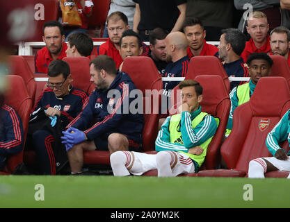 London, Großbritannien. 22 Sep, 2019. Mesut Ozil (A) auf der Bank im Arsenal gegen Aston Villa Premier League Match, das Emirates Stadium, London, Großbritannien, am 22. September 2019. ** Nur die redaktionelle Nutzung, eine Lizenz für die gewerbliche Nutzung erforderlich. Keine Verwendung in Wetten, Spiele oder einer einzelnen Verein/Liga/player Publikationen ** Quelle: Paul Marriott/Alamy leben Nachrichten Stockfoto