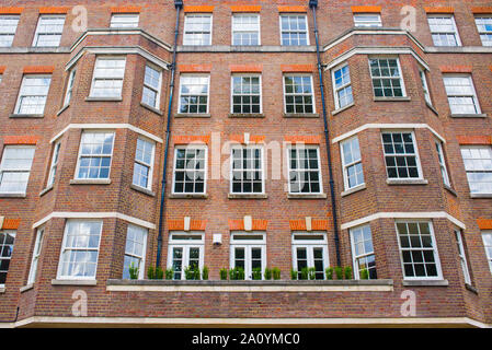 Fassade des anonymen Englisch Britische apartments Wohnhaus in roten Ziegelsteinen Stockfoto