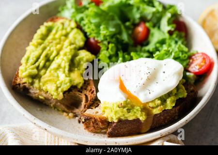 Gesunde Toast oder Sandwich mit Avocado und pochiertem Ei, Detailansicht Stockfoto