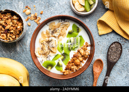 Gesundes Frühstück smoothie Schüssel mit Müsli, Obst und Joghurt. Ansicht von oben. Sauber, Essen, Diät, Gewichtsverlust Konzept Stockfoto