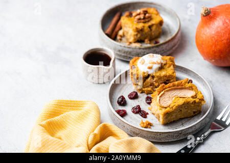 Kürbiskuchen Platz mit Walnüsse, getrocknete Cranberries und Joghurt an der Platte. Gesunde amerikanische Pumpkin Pie Stockfoto