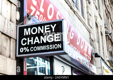 Bureau de change Schild, Geld wechseln 0% Kommission, London, UK Stockfoto