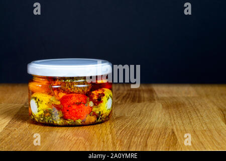 Chevre Käse in aromatische Öl mit Gewürzen in einem jar. Bauernhof Ziegenkäse Chèvre in Kugeln Stockfoto