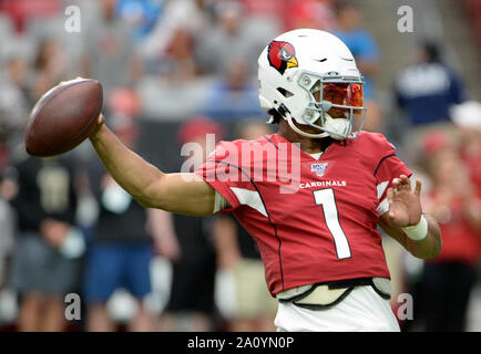 Arizona Cardinals' quarterback Kyler Murray wirft einen Pass, wie er erwärmt, bevor die Kardinäle die Carolina Panthers in State Farm Stadium in Glendale, Arizona am Sonntag spielen, 22. September 2019. Foto von Kunst Foxall/UPI Stockfoto
