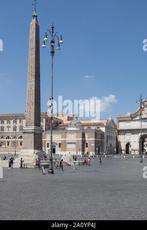 Touristen an der Piazza del Popolo, der Ägyptische Obelisk Flaminio, die ursprünglich aus dem Circus Maximus. Rom, Italien Stockfoto