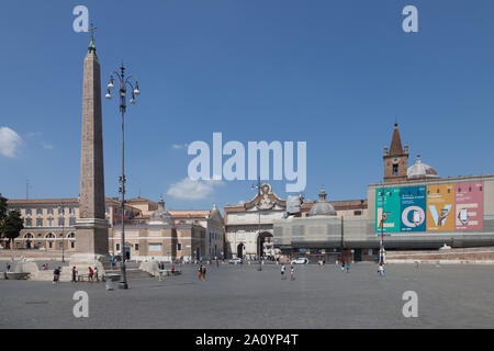 Touristen an der Piazza del Popolo, der Ägyptische Obelisk Flaminio, die ursprünglich aus dem Circus Maximus. Rom, Italien Stockfoto