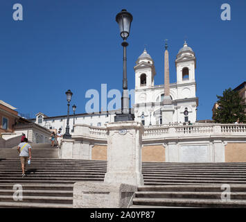 Touristen an der Spanischen Treppe, die bis zur Sallustian Obelisk und Trinità dei monti Kirche. Piazza di Trevi, Rom, Italien Stockfoto