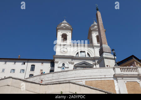 Touristen an der Spanischen Treppe, die bis zur Sallustian Obelisk und Trinità dei monti Kirche. Piazza di Trevi, Rom, Italien Stockfoto