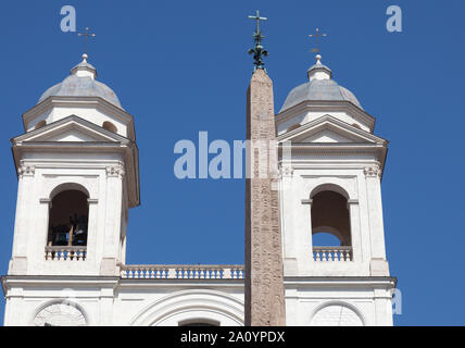 Sallustian Obelisk und Kirche Trinità dei Monti oberhalb der Spanischen Treppe. Piazza di Trevi, Rom, Italien Stockfoto