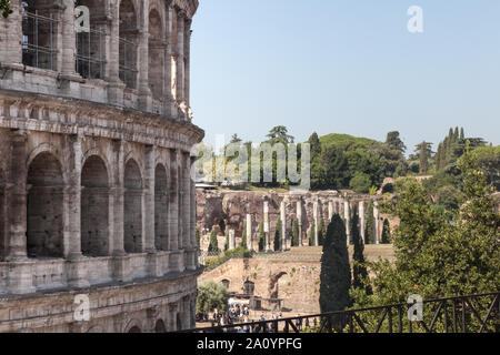 Kolosseum detail und die Überreste der Tempel der Venus und Rom als von der Via Nicola Salvi, Rom, Italien Stockfoto