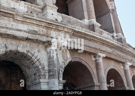 Detail der Colosseum mit verschiedenen Baumaterialien wie Beton, Travertin, Tuff- und Backsteinen ursprünglich und für spätere Reparaturen verwendet. Rom, It Stockfoto