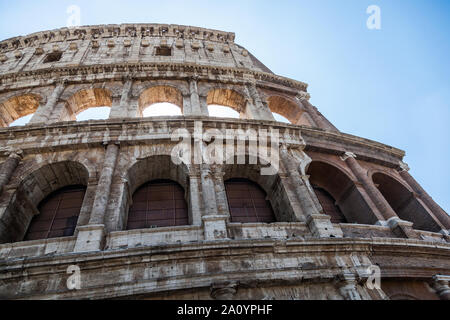 Detail der Colosseum mit verschiedenen Baumaterialien wie Beton, Travertin, Tuff- und Backsteinen ursprünglich und für spätere Reparaturen verwendet. Rom, It Stockfoto