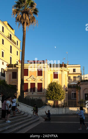 Piazza di Spagna. Spanische Treppe, John's Keat Haus und 15. Jahrhundert Palast der Kardinal Lorenzo Cybo de Mari. Rom, Italien Stockfoto