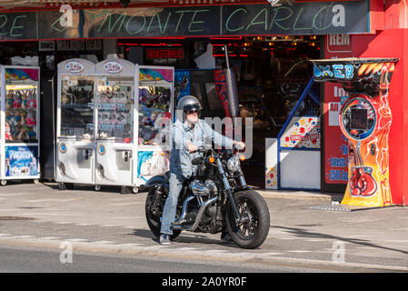 Harley Davidson Fahrer ausserhalb Monte Carlo Spielhalle an der Marine Parade, Southend On Sea, Essex, Großbritannien. Stockfoto