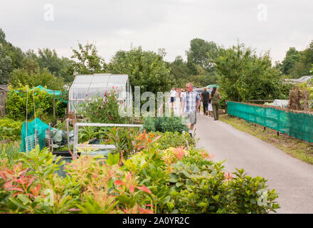 Die Mitglieder der allgemeinen öffentlichen Teilnahme an einem Tag der offenen Tür auf eine Zuteilung. Menschen zu Fuß entlang der Straße suchen an verschiedenen Standorten und Grundstücken Stockfoto