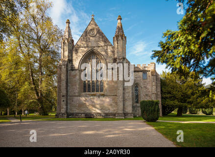 Dunkeld Kathedrale steht am Ufer des Flusses Tay Stockfoto