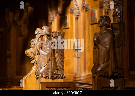 Einige der handgefertigte Engel in der Universität Glasgow mrmorial Kapelle. Stockfoto