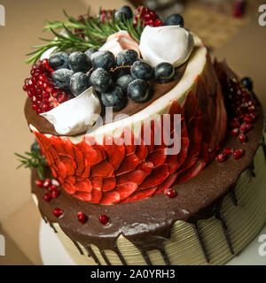 Geburtstag Wald Obst Käsekuchen mit schmelzender Schokolade. Erstaunlich, Süßware. Handgefertigte Dessert. Stockfoto