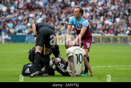 London, Großbritannien. 22 Sep, 2019. Mark Noble West Ham Utd Kontrollen auf verletzte Marcus Rashford von Manchester United in der Premier League Match zwischen West Ham United und Manchester United an den Olympischen Park, London, England am 22. September 2019. Foto von Andy Rowland/PRiME Media Bilder. Credit: PRiME Media Images/Alamy leben Nachrichten Stockfoto