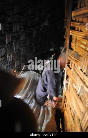 Im Inneren einer typischen Hütte des Dorze Stammes Stockfoto