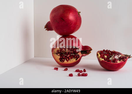 Granatäpfel übereinander in einer Ecke Stockfoto