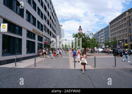 Frankfurt, Deutschland - Juli 06, 2019: Fußgänger entlang der Einkaufsstraße Rossmarkt mit Geschäften am Juli 06, 2019 in Frankfurt am Main. Stockfoto