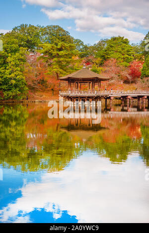 Malerische Aussicht von Nara öffentlichen Park im Herbst, mit Ahorn Blätter, Teich und alten Oriental Pavilion im Wasser spiegelt Stockfoto