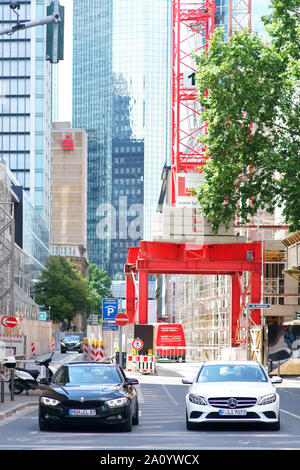 Frankfurt, Deutschland - Juli 06, 2019: eine Baustelle zwischen einer Strassenschlucht im Zentrum der Stadt auf 06. Juli 06, 2019 in Frankfurt am Main. Stockfoto