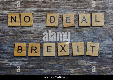 Wörter: kein Deal Brexit mit Holz Buchstaben auf Holz- Hintergrund gelegt Stockfoto