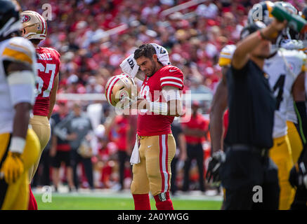 Santa Clara, CA, USA. 22 Sep, 2019. San Francisco 49ers quarterback Jimmy Garoppolo (10) seiner selbst während eines Time out int er zweiten Quartal sammeln während eines Spiels bei Levi's Stadion am Sonntag, Sept. 22, 2019 in Santa Clara. Credit: Paul Kitagaki jr./ZUMA Draht/Alamy leben Nachrichten Stockfoto