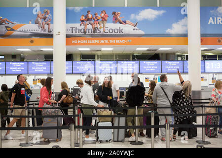 Eine allgemeine Ansicht der Thomas Cook Check-in-Schalter im Terminal Süd zum Flughafen Gatwick. Entscheidende Gespräche zur Verhinderung der Urlaub Firma Erlöschen des Geschäfts ausgerichtet waren im gesamten Sonntag unter Furcht, daß Zehntausende Urlauber gestrandet sein wird. Stockfoto