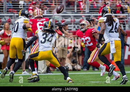 Santa Clara, CA, USA. 22 Sep, 2019. San Francisco 49ers zurück laufen Matt Breida (22) verliert die Kugel und wird durch die Pittsburgh Steelers im ersten Quartal bei einem Spiel bei Levi's Stadion am Sonntag, Sept. 22, 2019 in Santa Clara erholt. Credit: Paul Kitagaki jr./ZUMA Draht/Alamy leben Nachrichten Stockfoto